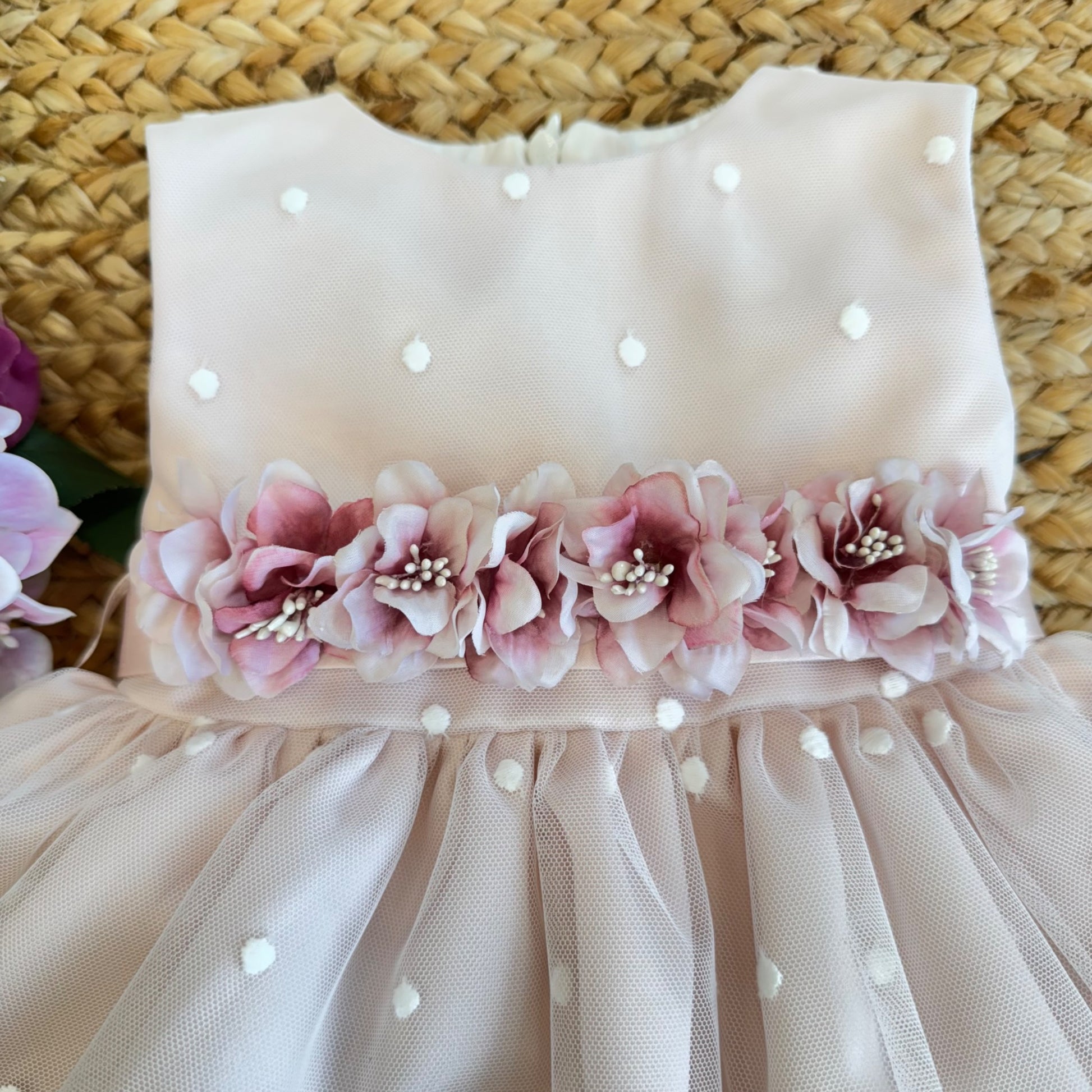 Dettaglio cintura floreale abito da Battesimo bambina