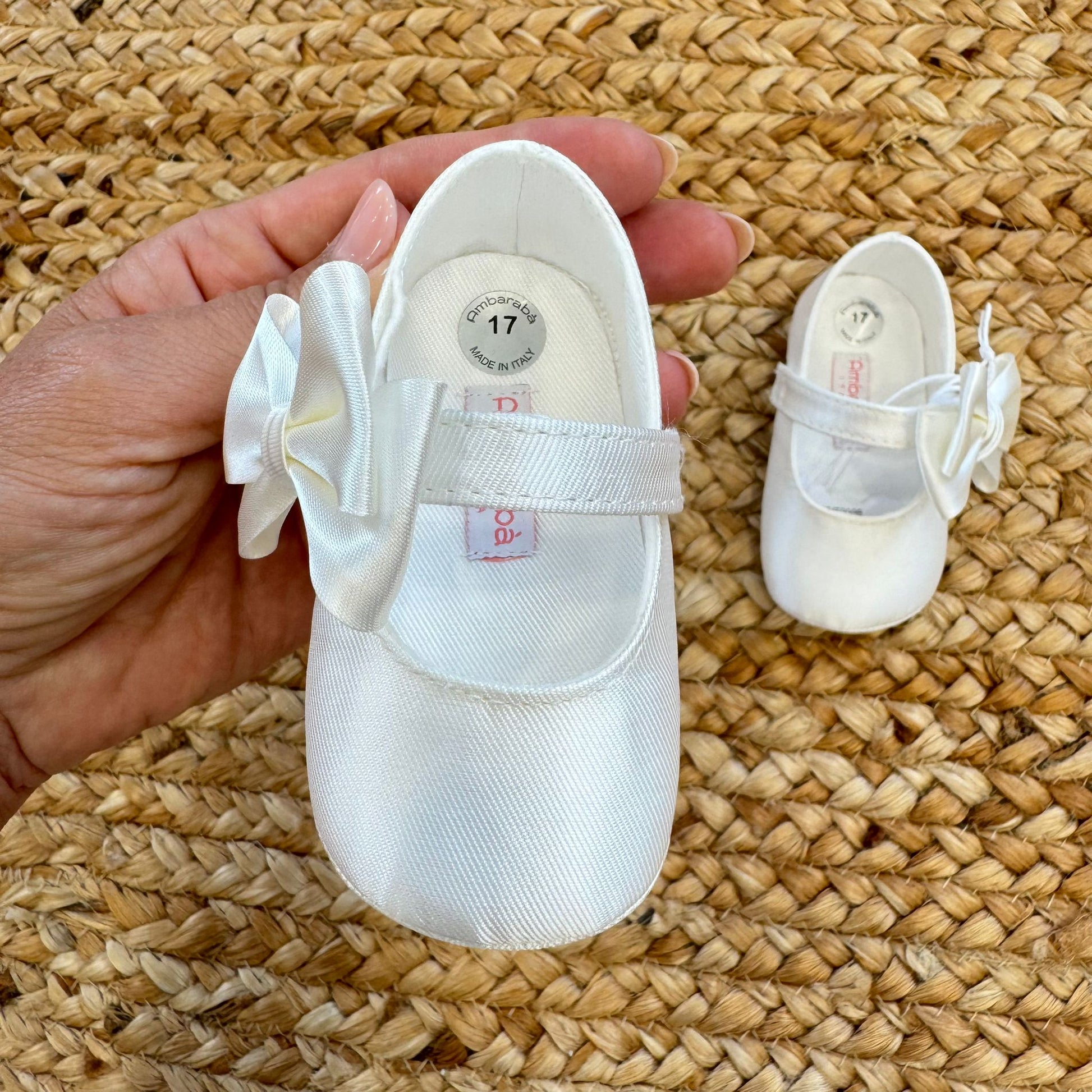 Scarpine da culla battesimo neonata raso bianco con fiocco grande