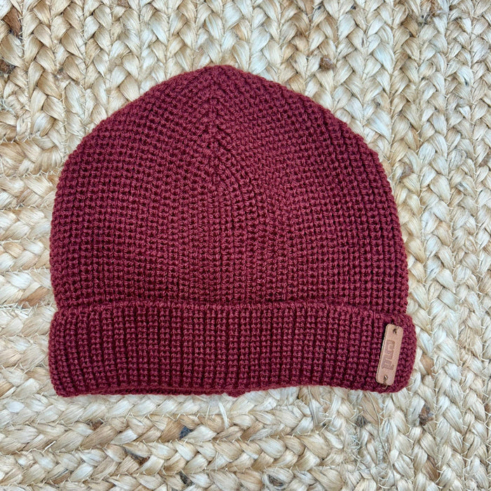 Cappellino bordeaux con risvolto