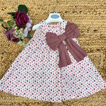 Abito estivo per bambina con stampa fragoline, fiocco maxi in tessuto garzato e taglio svasato.