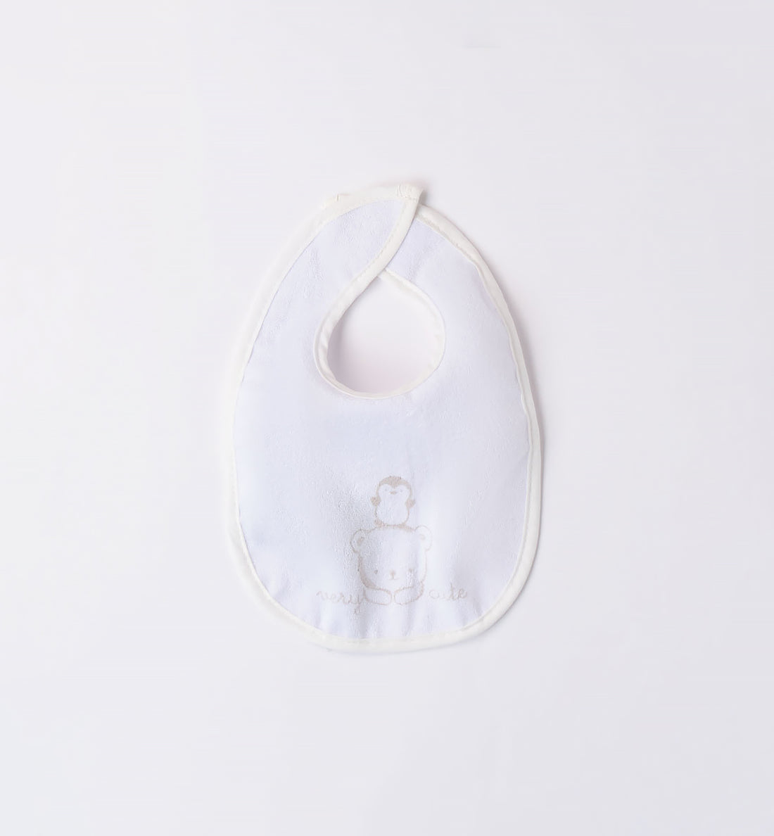 Bavaglino neonato bianco con ricamo orsetto e scritta “very cute”, chiusura in velcro laterale.
