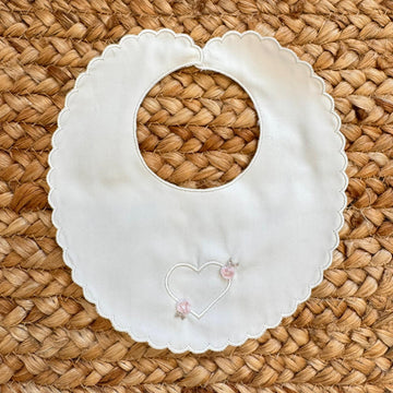 Bavetta panna per neonata con cuore ricamato e roselline rosa