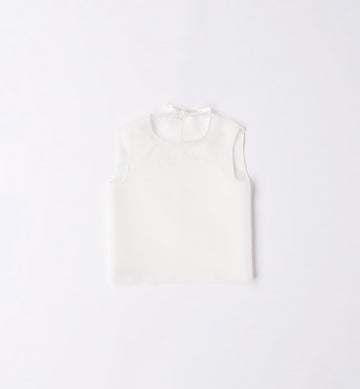 Camicina della fortuna per neonata in cotone bianco, con fiocco sul retro e cuciture delicate. Primo indumento della nascita, perfetto per il corredino e come ricordo speciale.