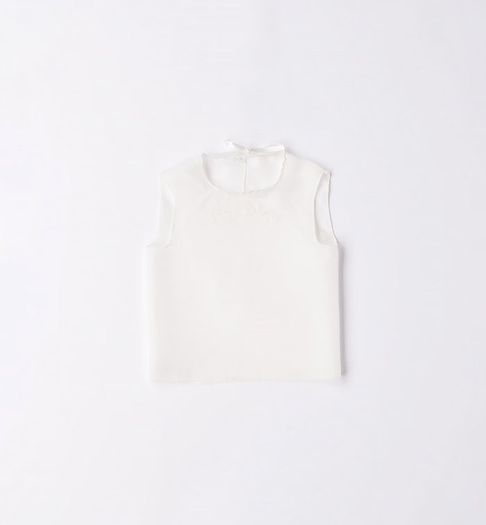 Camicina della fortuna per neonata in cotone bianco, con fiocco sul retro e cuciture delicate. Primo indumento della nascita, perfetto per il corredino e come ricordo speciale.