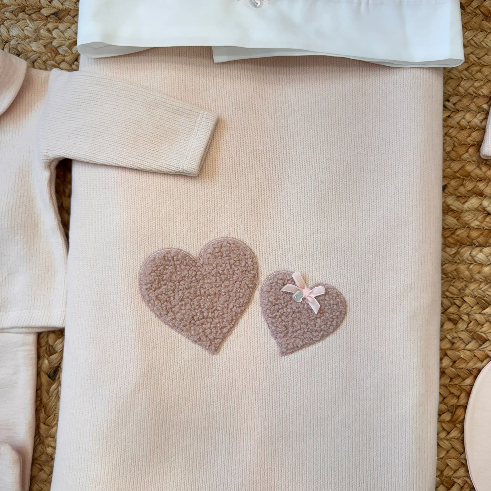 Cappellino caldo cotone con cuore teddy e fiocco.