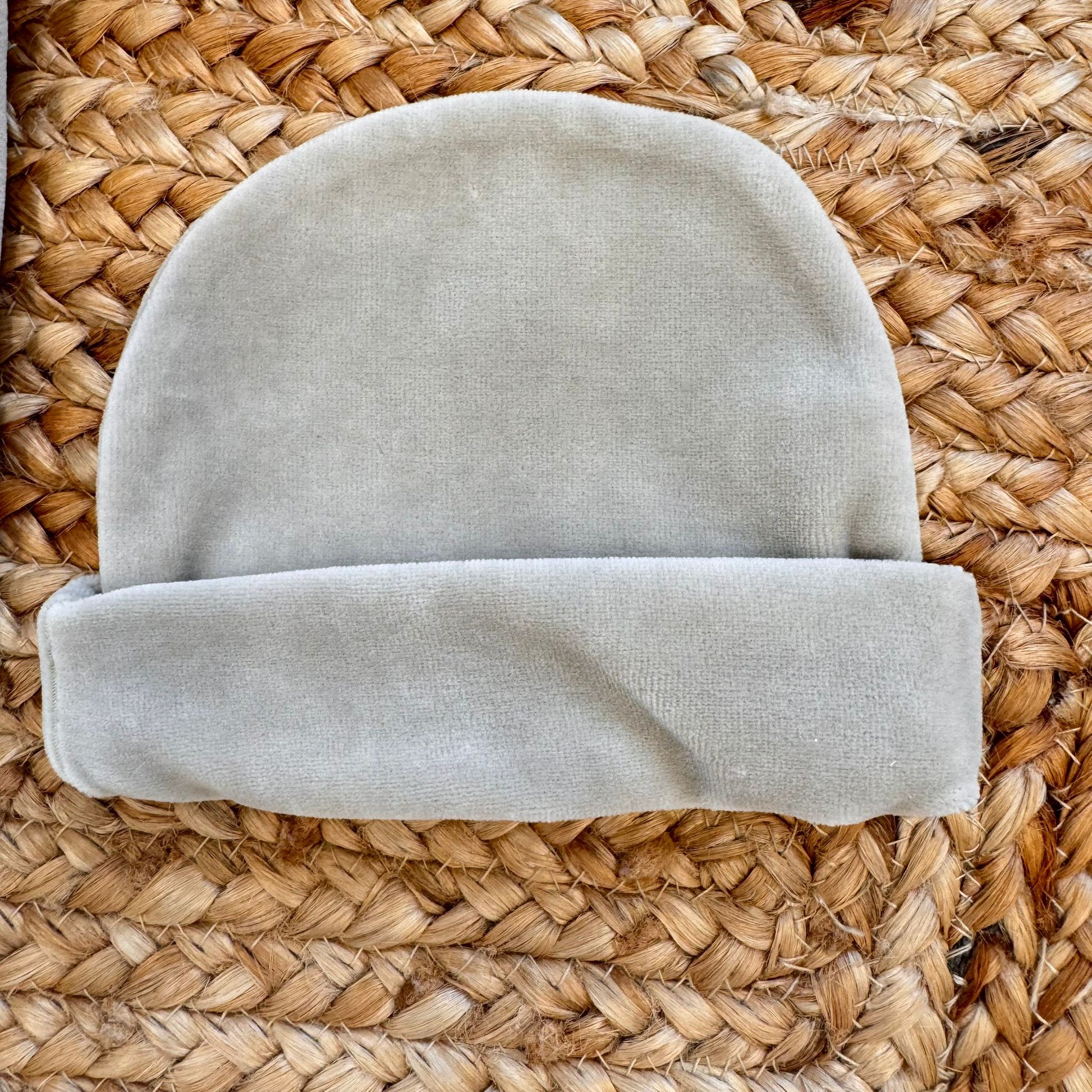 Cappellino in ciniglia beige coordinato.