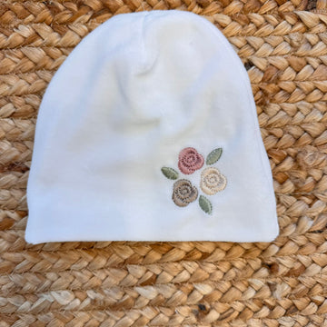 Cappellino neonata in ciniglia bianca con ricamo floreale