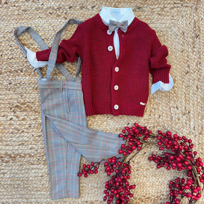 Completo natalizio per bimbo con cardigan bordeaux, camicia bianca, pantaloni a quadri con bretelle e papillon coordinato, perfetto per le feste.