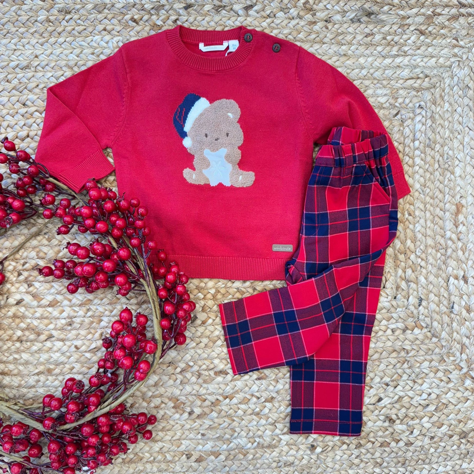 Completo natalizio per bimbo con maglioncino rosso decorato con orsetto e pantaloni scozzesi rossi e blu, perfetto per le feste.
