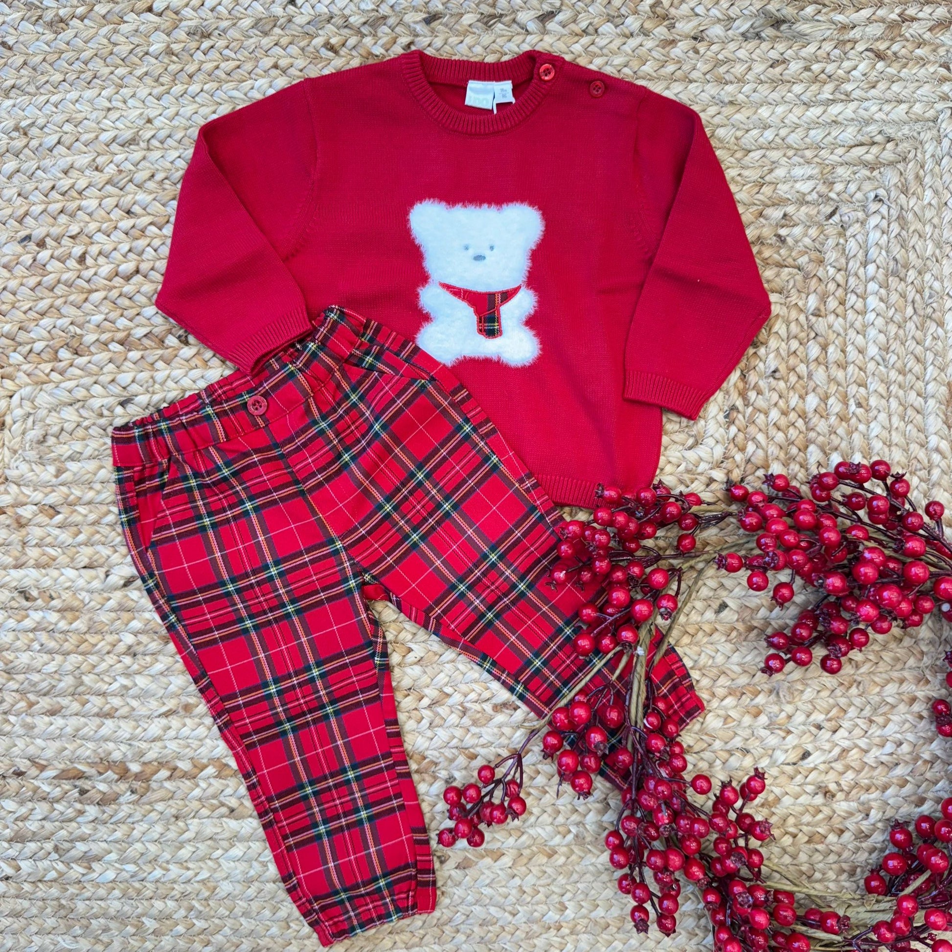 Completo natalizio per bimbo con maglioncino rosso e orsetto soffice con sciarpina scozzese, abbinato a pantaloni tartan rossi.