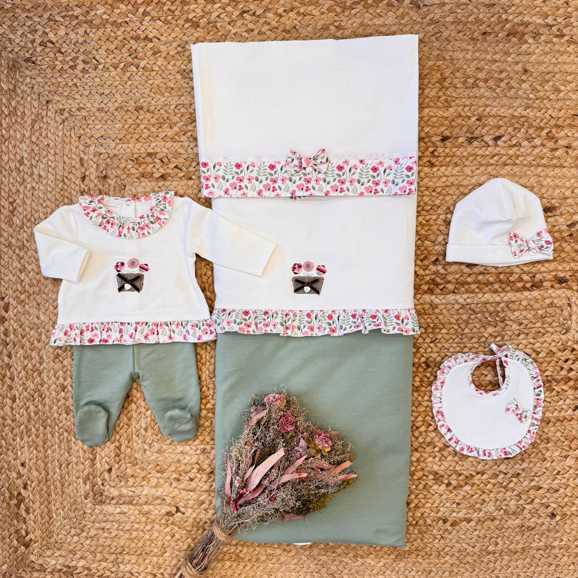 Coordinato uscita clinica completo con tutina, coperta sacco, lenzuola, cappellino e bavaglino per neonata.