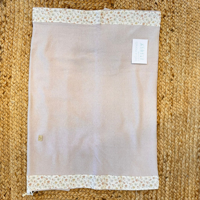 Coperta neonata caldo cotone rosa cipria con bordi floreali.
