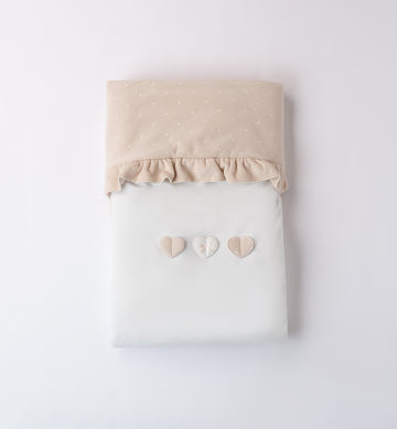 Coperta neonata in ciniglia panna e tortora con tre cuori applicati
