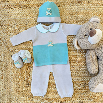 Coprifasce in maglia per neonato con applicazione orsetto, completo di maglietta, pantalone, cuffietta e scarpine abbinate. Perfetto per la prima uscita dall’ospedale.