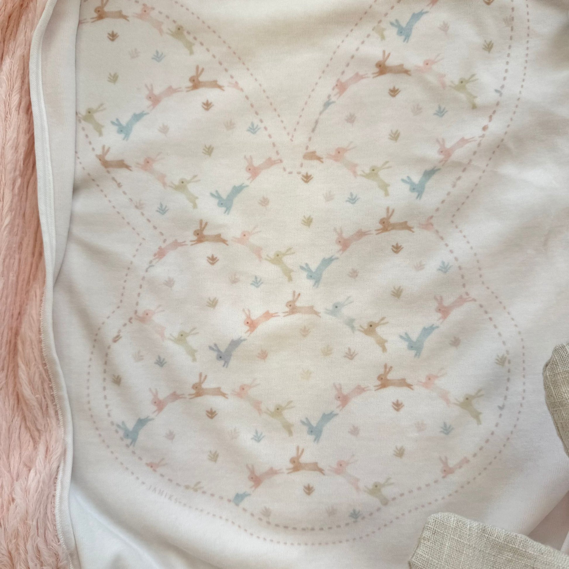 Disegno coniglietti su copertina bianca e rosa per neonata