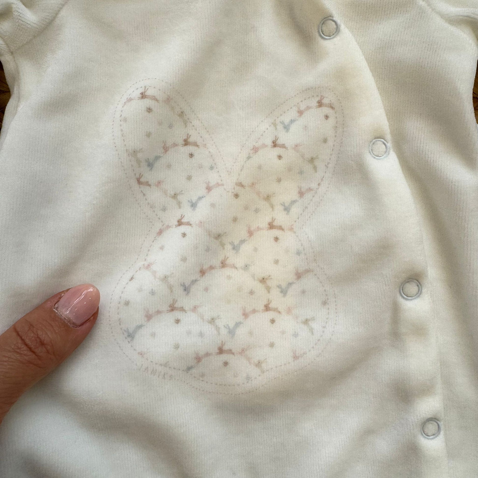 Particolare coniglietto applicato su tutina caldo cotone neonata