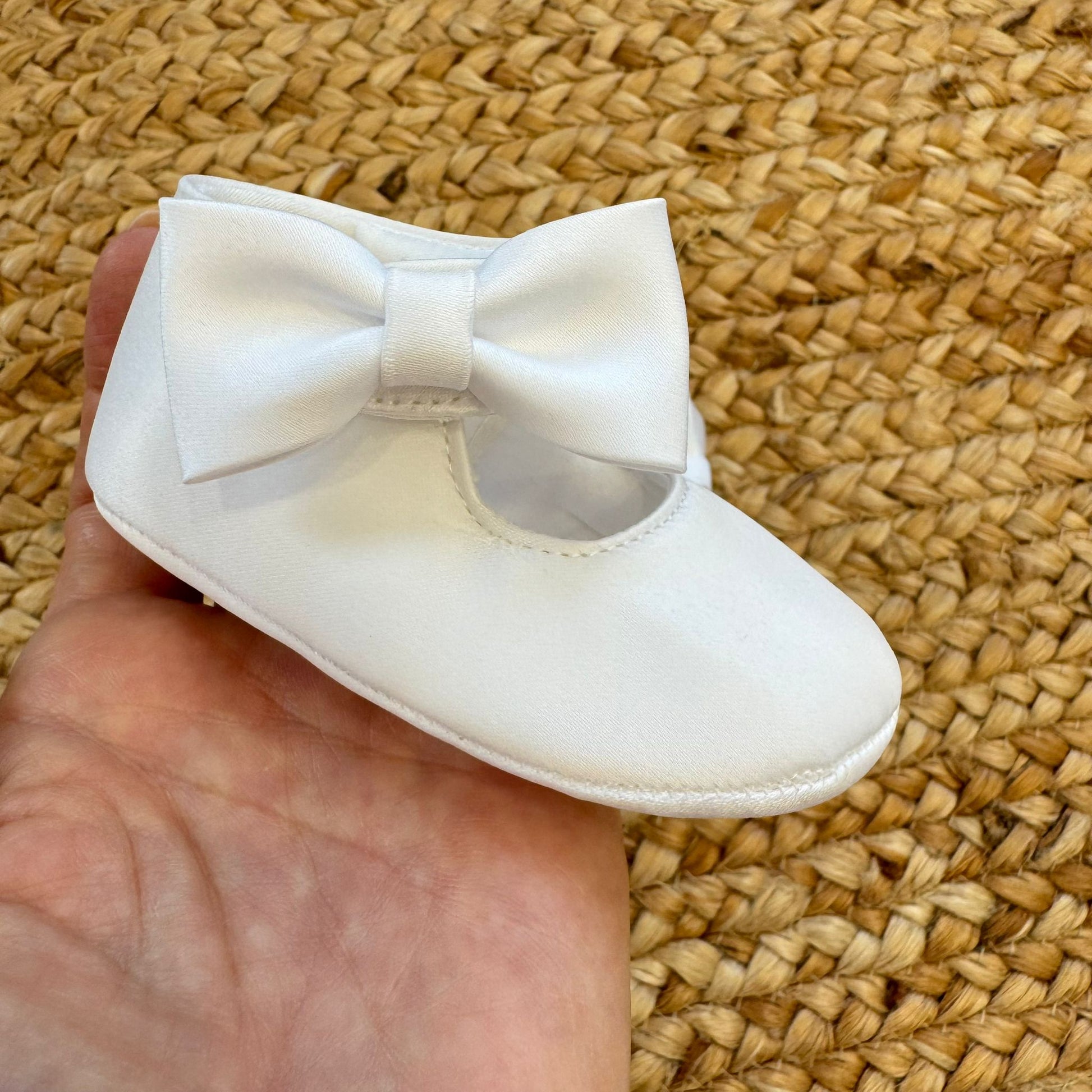 Scarpine battesimo neonata raso bianco con fiocco laterale