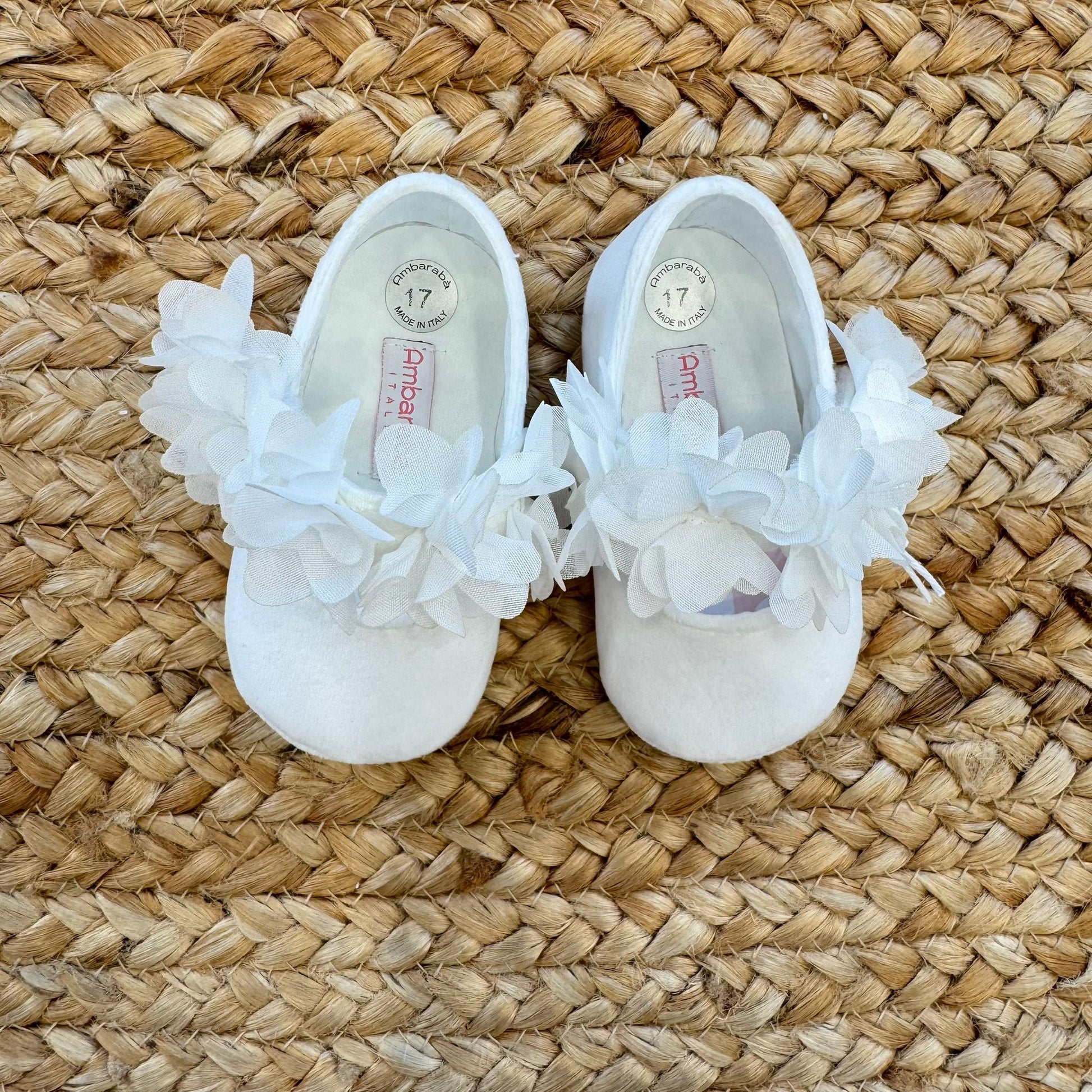 Scarpine battesimo neonata velluto bianco con fiori organza –