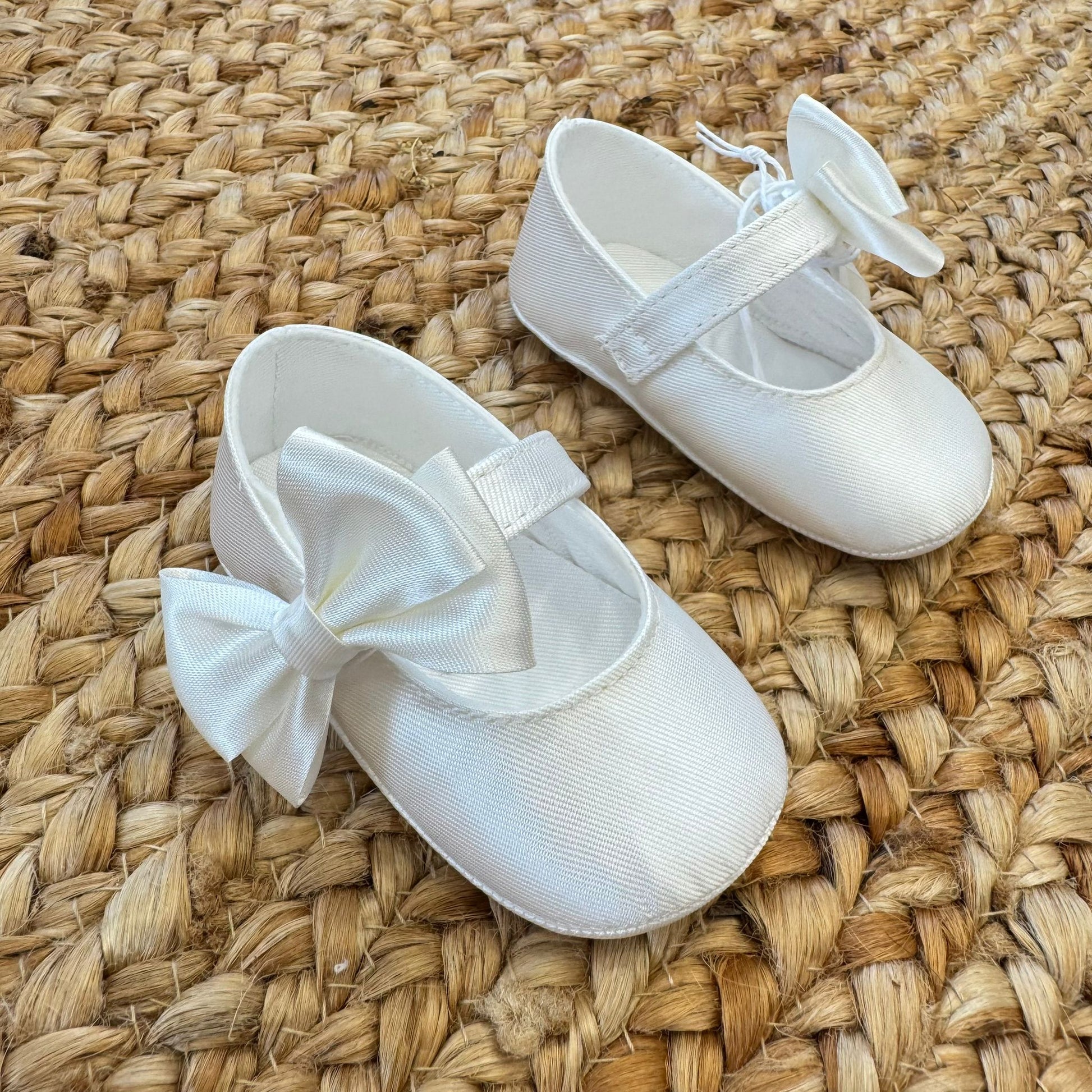 Scarpine culla battesimo neonata raso bianco con fiocco grande laterale