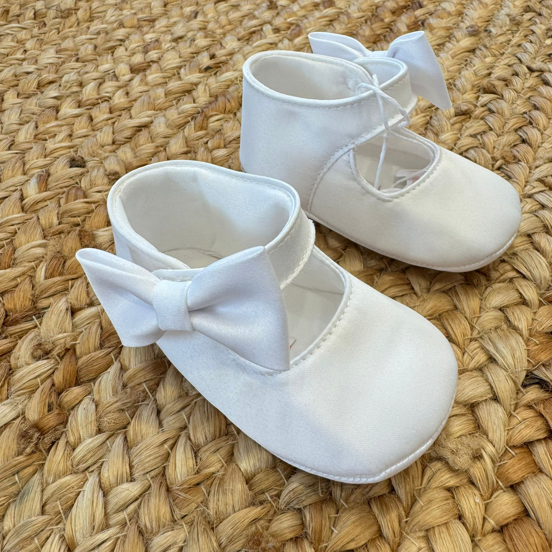 Scarpine culla battesimo neonata raso bianco con fiocco laterale