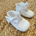 Scarpine culla battesimo neonata raso bianco con fiocco laterale