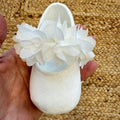 Scarpine da culla battesimo velluto bianco con dettaglio floreale –