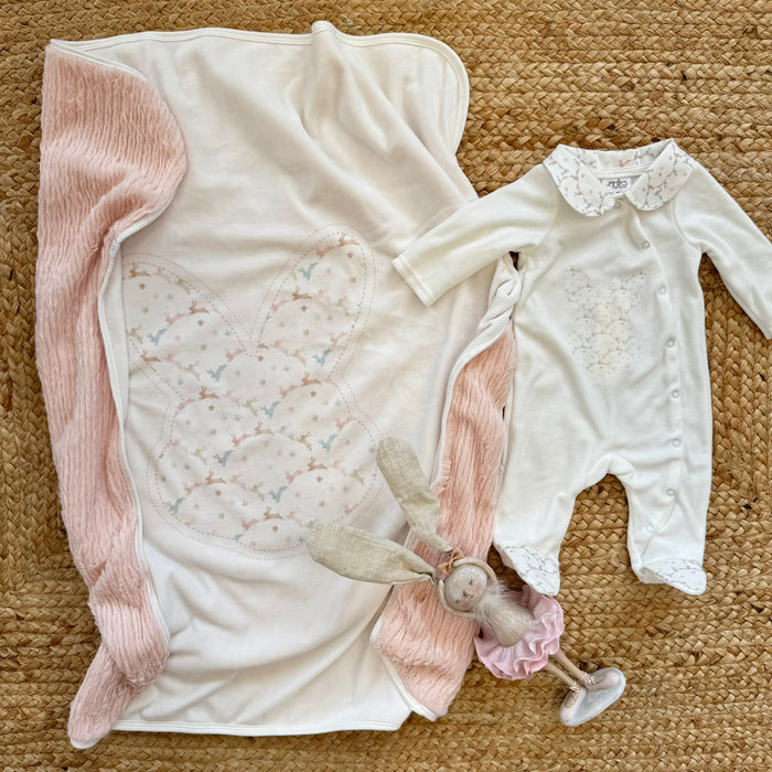 Set uscita clinica neonata con tutina bianca e copertina rosa