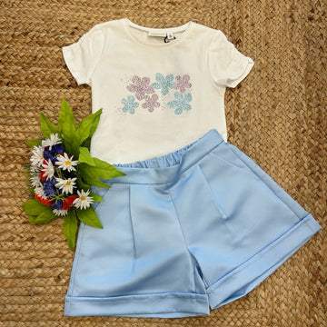 Perfetto per occasioni casual chic, eventi estivi o uscite eleganti, mantenendo praticità e freschezza.