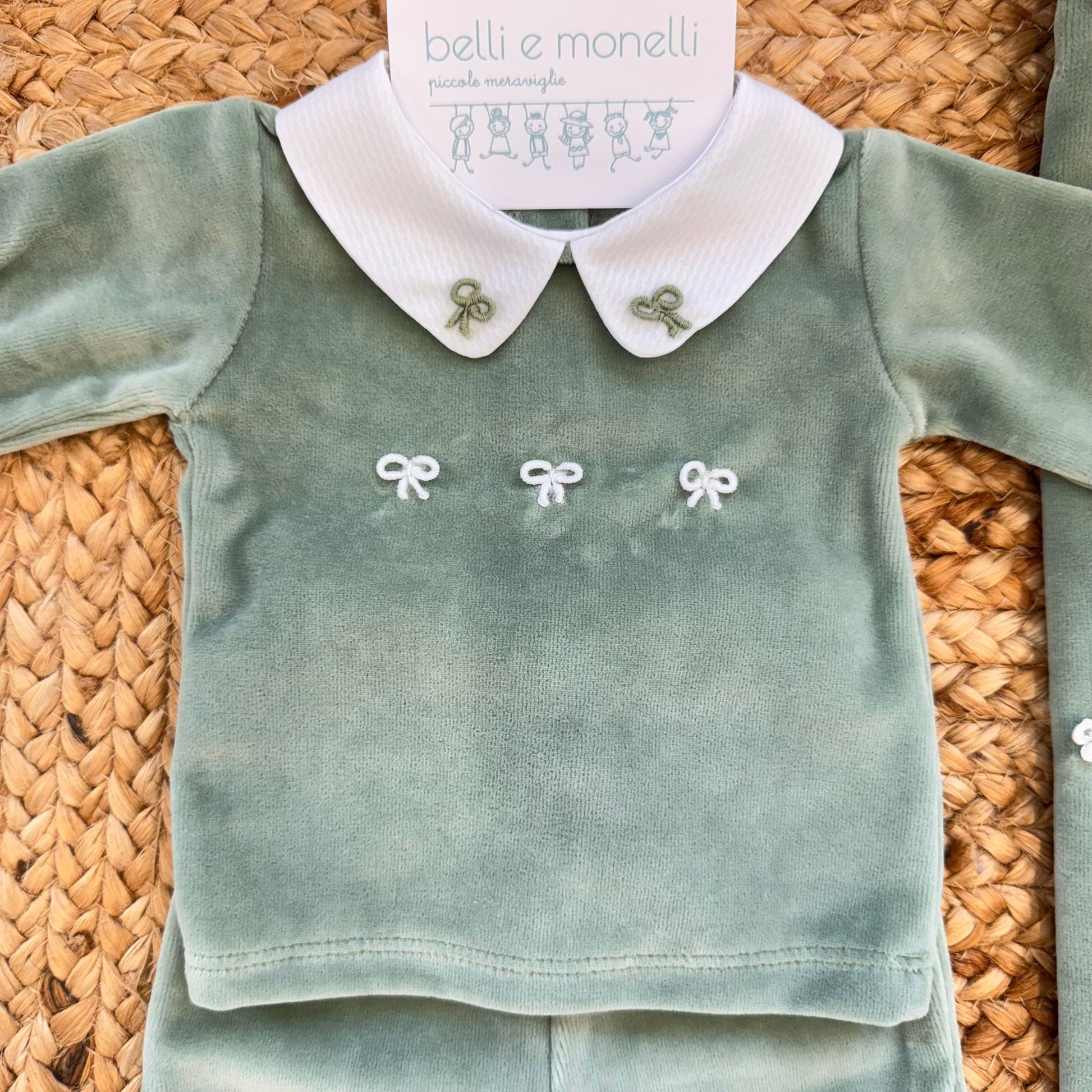 Tutina ciniglia verde salvia neonata con fiocchi ricamati