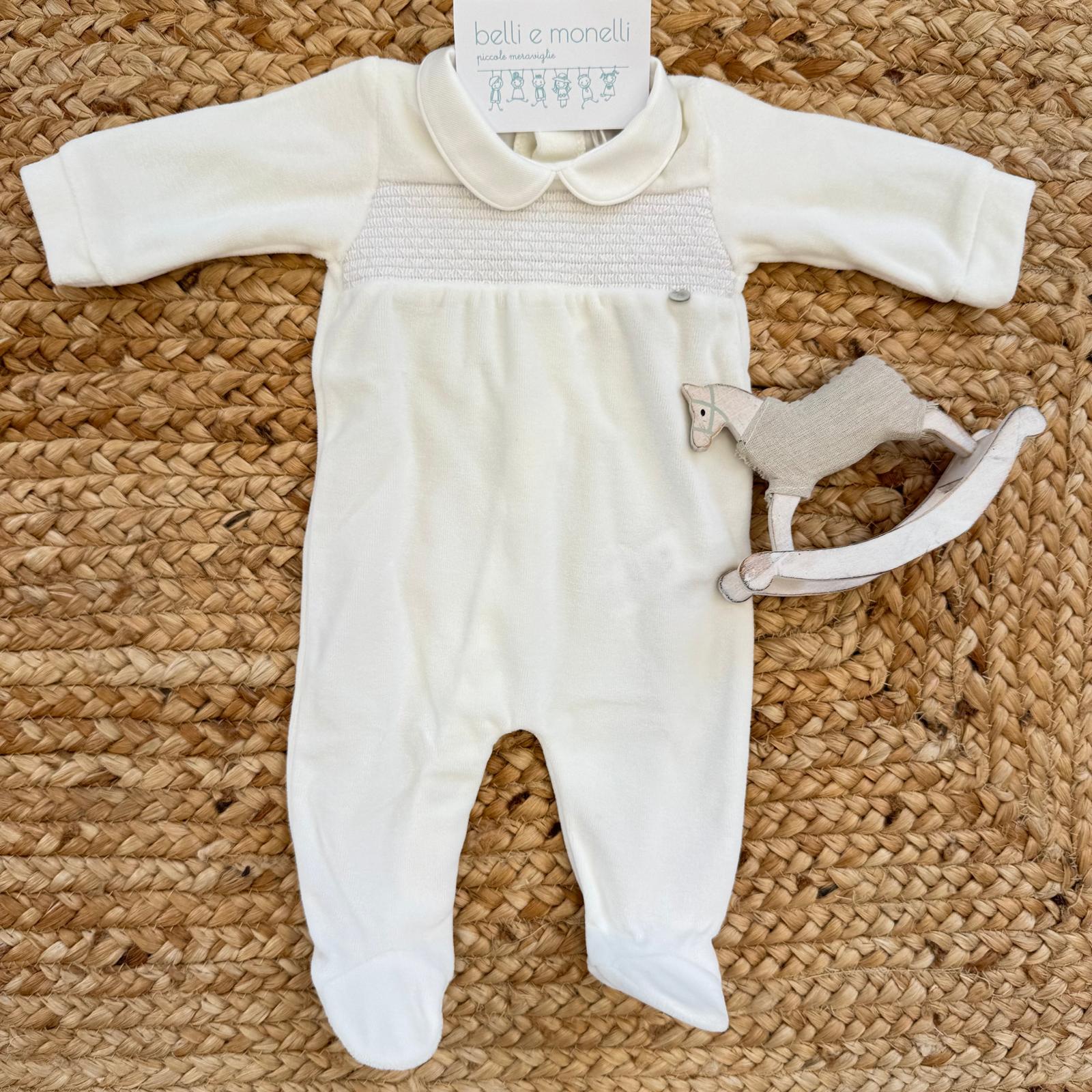 Tutina in ciniglia bianca con colletto e lavorazione a nido d’ape sul petto.