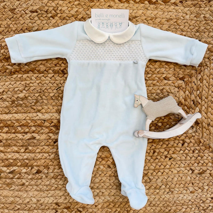 Tutina neonato azzurra in ciniglia con ricamo nido d’ape e colletto bianco