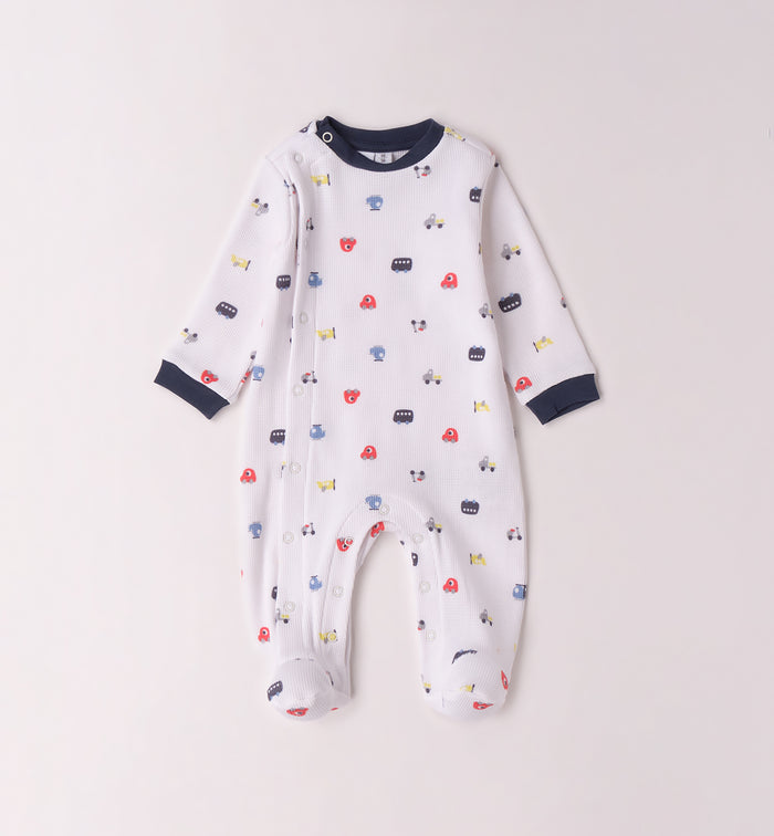 Tutina per neonato in cotone bianco con stampa macchinine colorate, colletto a contrasto e chiusura con bottoni a pressione, perfetta per la nascita.