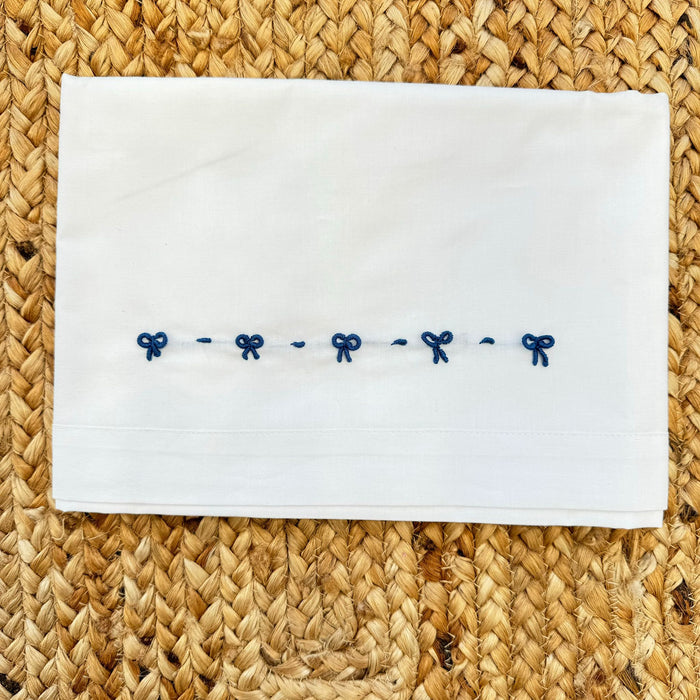 Lenzuola in cotone con ricamo fiocchi blu cobalto