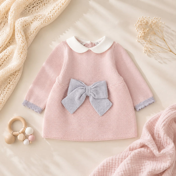 Vestitino neonata rosa in cotone e lana con dettagli grigi, colletto bianco e chiusura posteriore con bottoni.