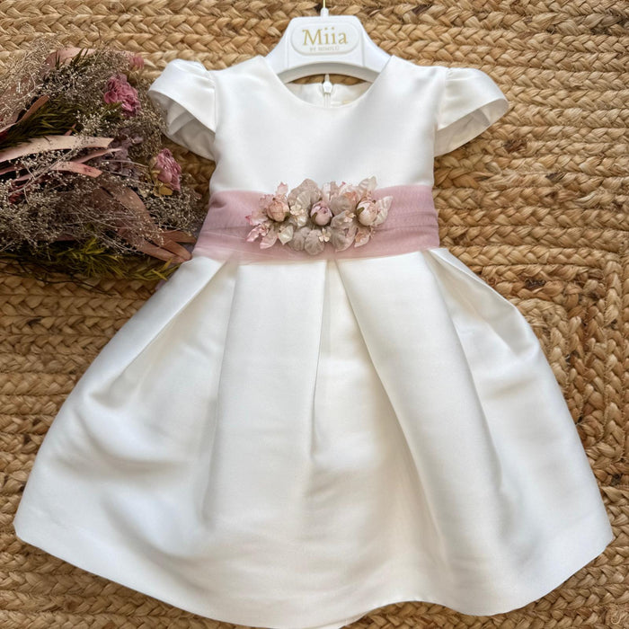 abito battesimo bimba bianco con fascia rosa in tulle e fiori applicati