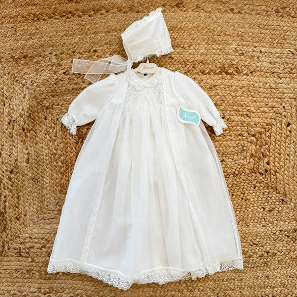 Abito battesimo bimba lungo bianco con punto smock, pizzo floreale e cuffietta coordinata