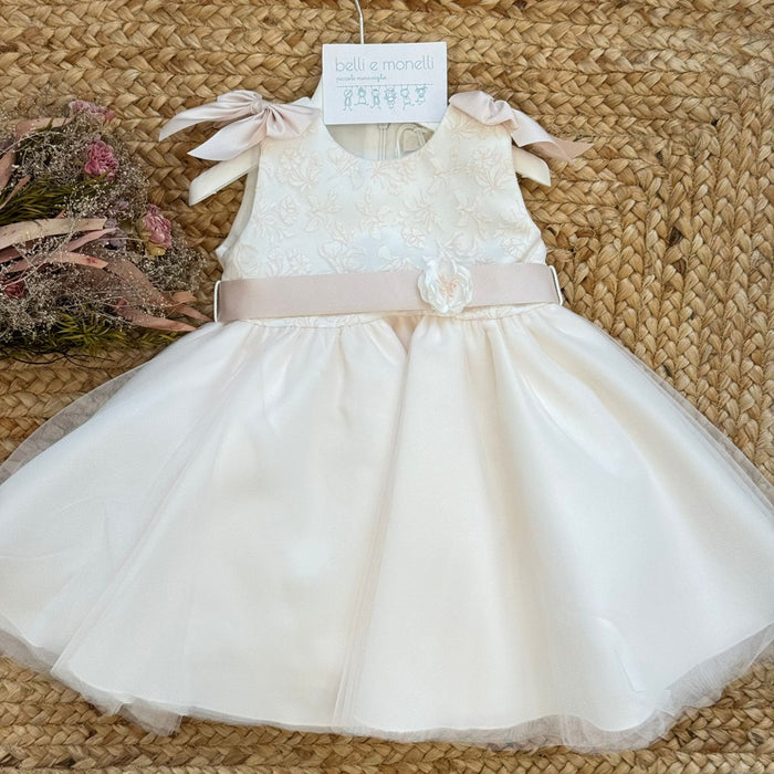abito battesimo bimba elegante con ricamo floreale e cintura rosa cipria