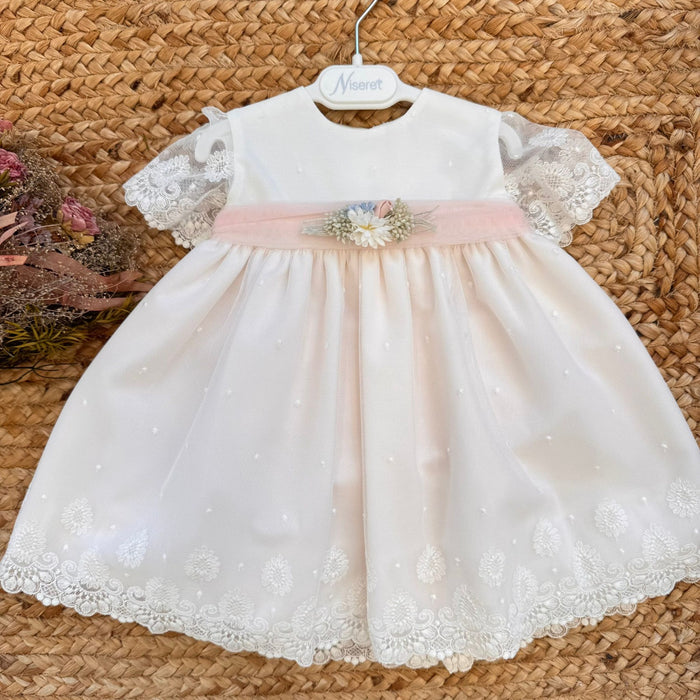 Abito battesimo bimba bianco con fascia rosa cipria e fiori in vita