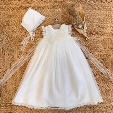 Abito da Battesimo per neonata con punto smock e ricami a mano, vista frontale