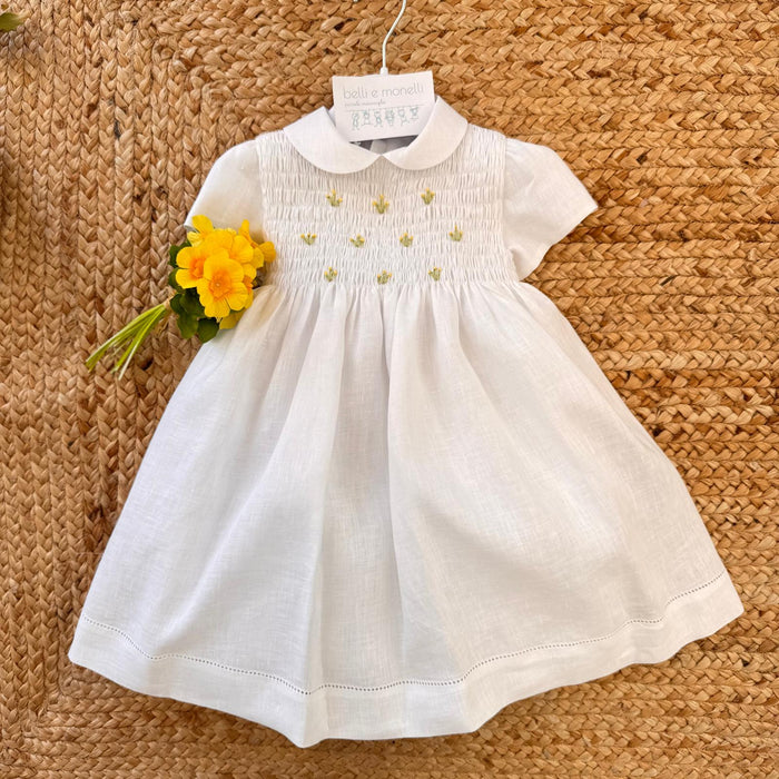 Abito bimba in lino bianco con punto smock e ricami floreali