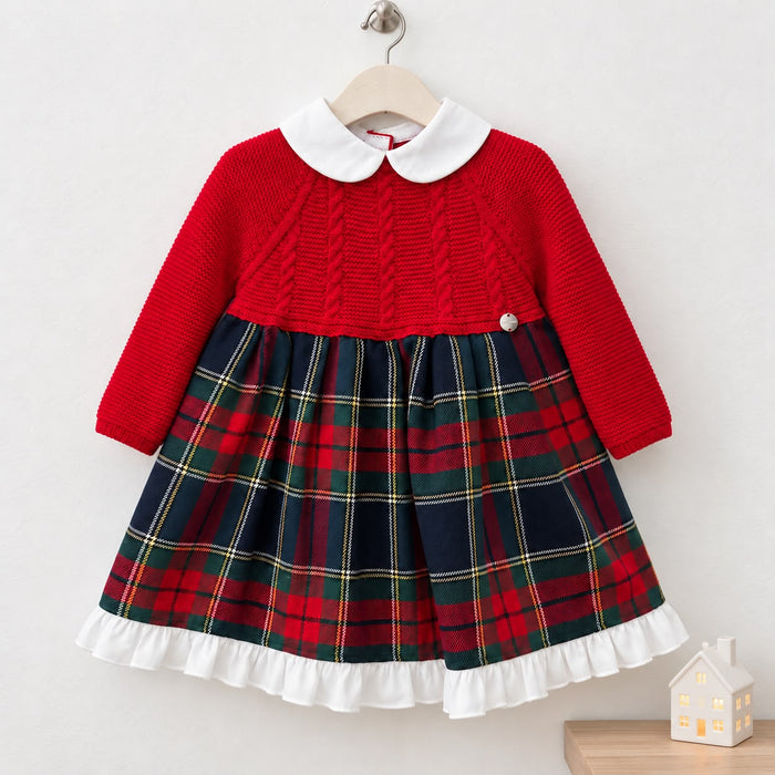 Abito bimba natalizio con corpetto rosso lavorato a trecce, colletto bianco, maniche lunghe e gonna tartan scozzese con volant bianco sul fondo.