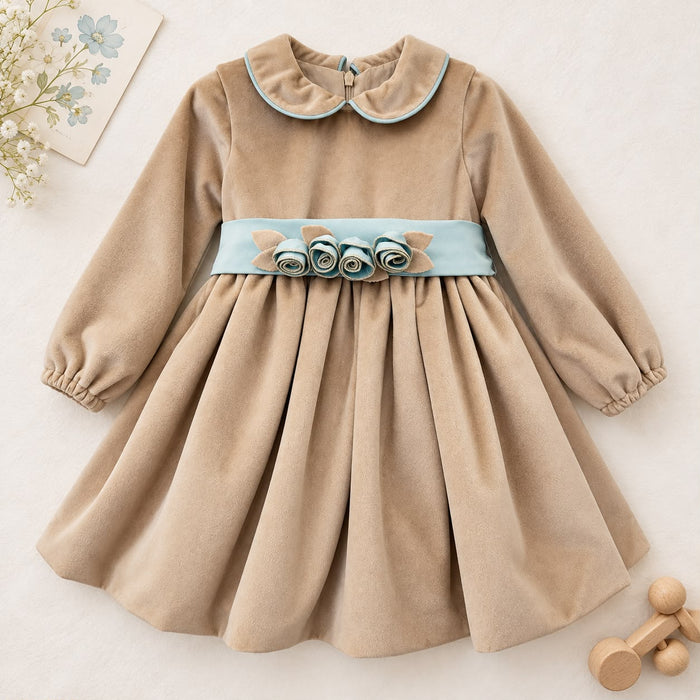 Abito elegante bimba in velluto beige con cintura verde acqua e rose decorative