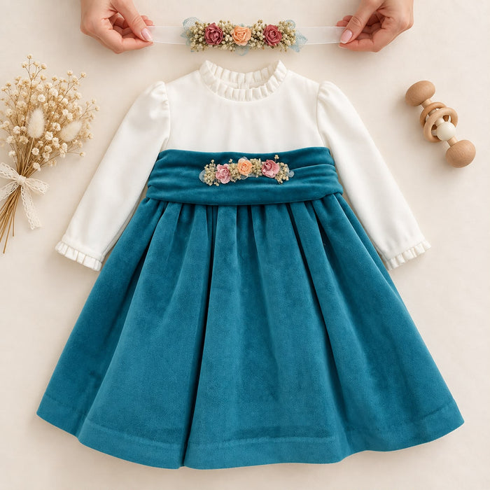 Dettaglio abito elegante bimba in velluto ottanio con corpetto panna e fiori rosa