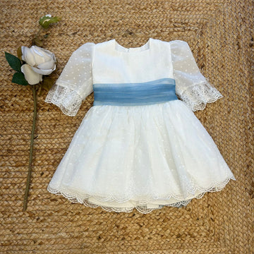 Abito cerimonia bambina bianco con cintura azzurro polvere.