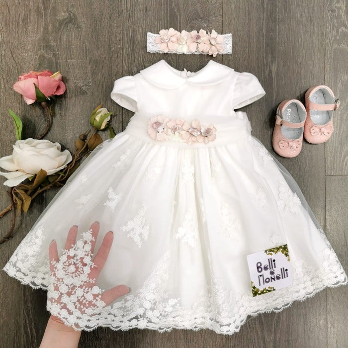 Abito da battesimo bambina in tulle ricamato con fiori applicati e colletto bon ton – Mimilù
