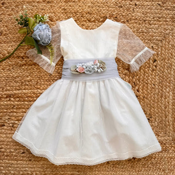 Abito damina bambina azzurro polvere con fiori, tulle plumetis e fiocco sul retro.