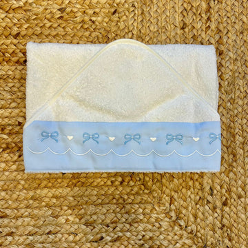 accappatoio neonato in cotone con bordo azzurro e fiocchetti ricamati