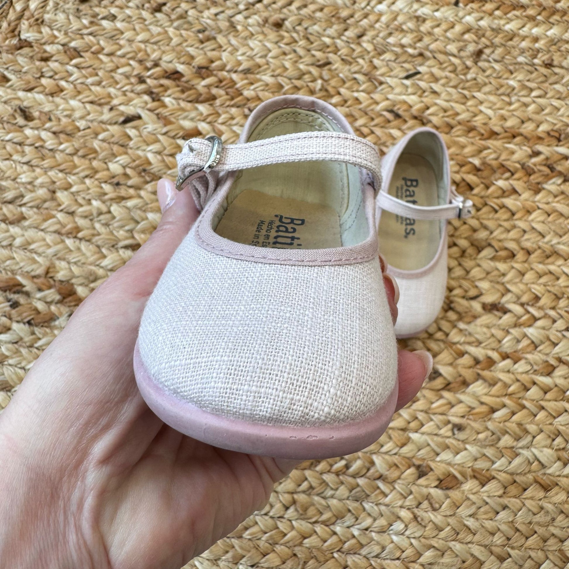Scarpa per bambina dallo stile raffinato, ideale per occasioni speciali e look chic.