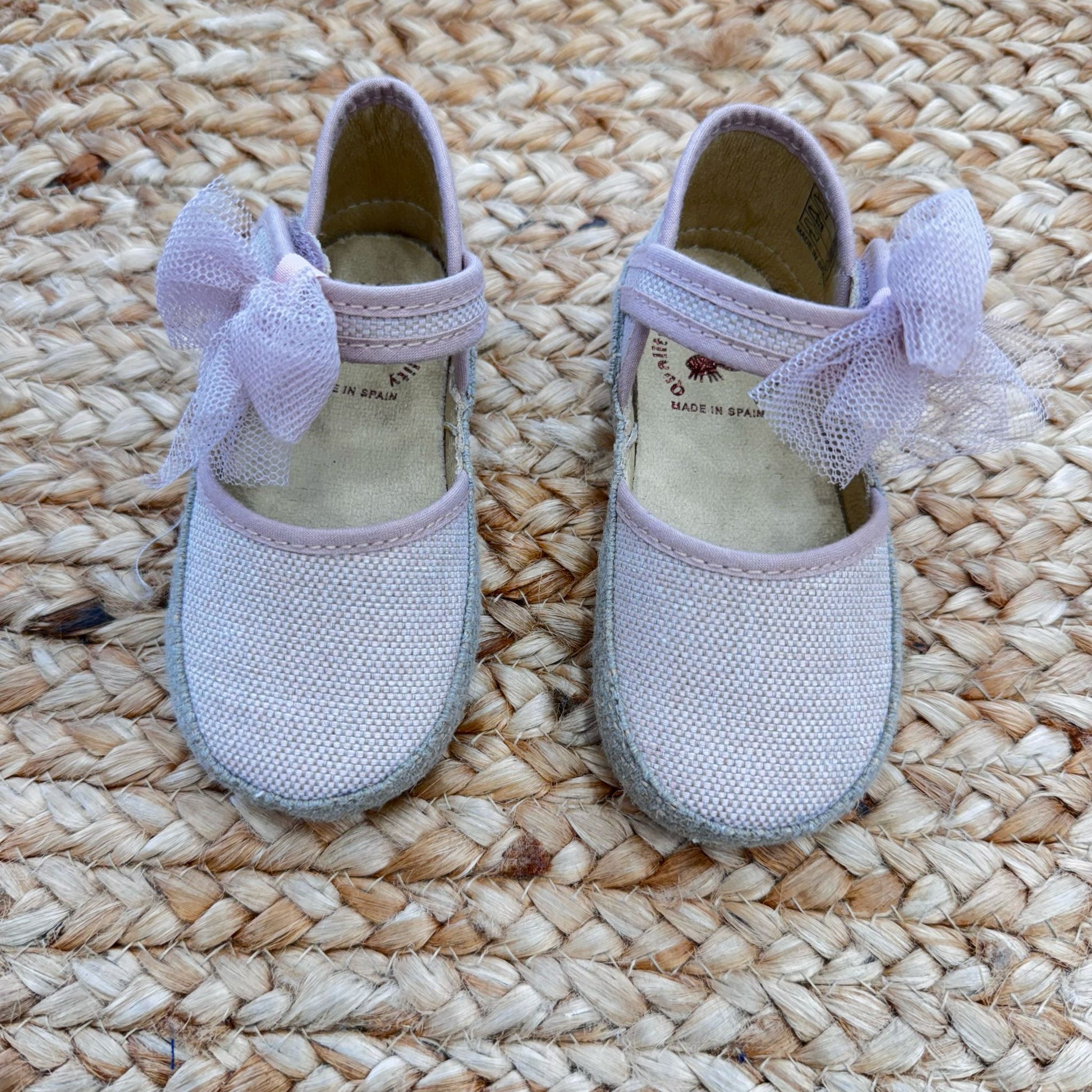 Ballerine rosa bambina in tessuto con fiocco in tulle e chiusura a cinturino, perfette per cerimonie ed eventi speciali