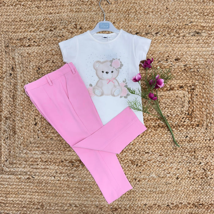 Completo bambina con maglietta orsetto e pantalone rosa elegante, su sfondo in juta.